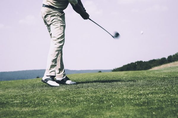 ダウンスイングで左脇が甘くて手打ちになる理由とタオルで締める方法 Premium Golf Life
