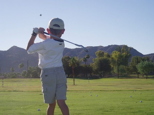 ダウンスイングで左脇が甘くて手打ちになる理由とタオルで締める方法 Premium Golf Life